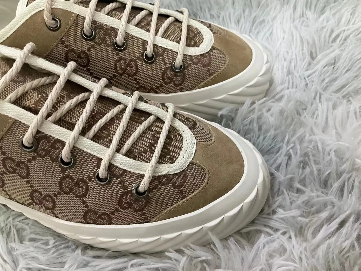👟👟Ex-factory price 440👟👟 2023 Gucci casual sneakers, top version! 🌸1:1 reproduction. New model for early spring, creating a perfect style💣💣💣street style🔥🔥🔥cool and trendy C-level fashionable outfit with retro and futuristic feel🌹🌹🌹classic shoe shape + British color matching design, super attractive. All kinds of leather splicing, original reverse mold last, imported high-end knitting needle jacquard fabric showing exquisite texture! Open mold to customize high-density outsole. Comes fully packaged. Size: Female 35-41 Male 39-46